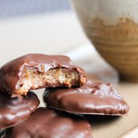 Bocaditos de dulce de leche y chocolate, sin harina y súper fáciles: la receta ideal para ese antojo