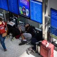 Viajeros padecen otro día de vuelos demorados o cancelados pese a mejor clima en EU