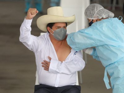 El presidente de Perú se dio la primera dosis de una vacuna denostada por la oposición