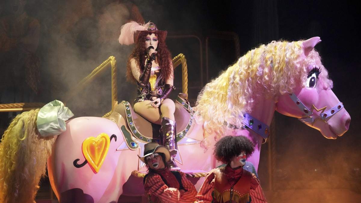 Chappell Roan interpreta "Pink Pony Club" durante la 67ª entrega anual de los premios Grammy