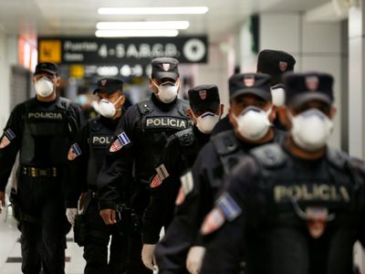 Un policía aleccionó a dos adolescentes que rompieron la cuarentena por coronavirus