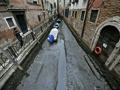 Canales de Venecia se secan ante inusuales mareas bajas