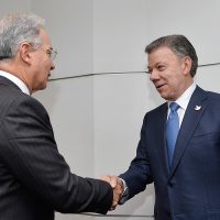 Santos se reúne con Uribe para destrabar acuerdos de paz con las FARC