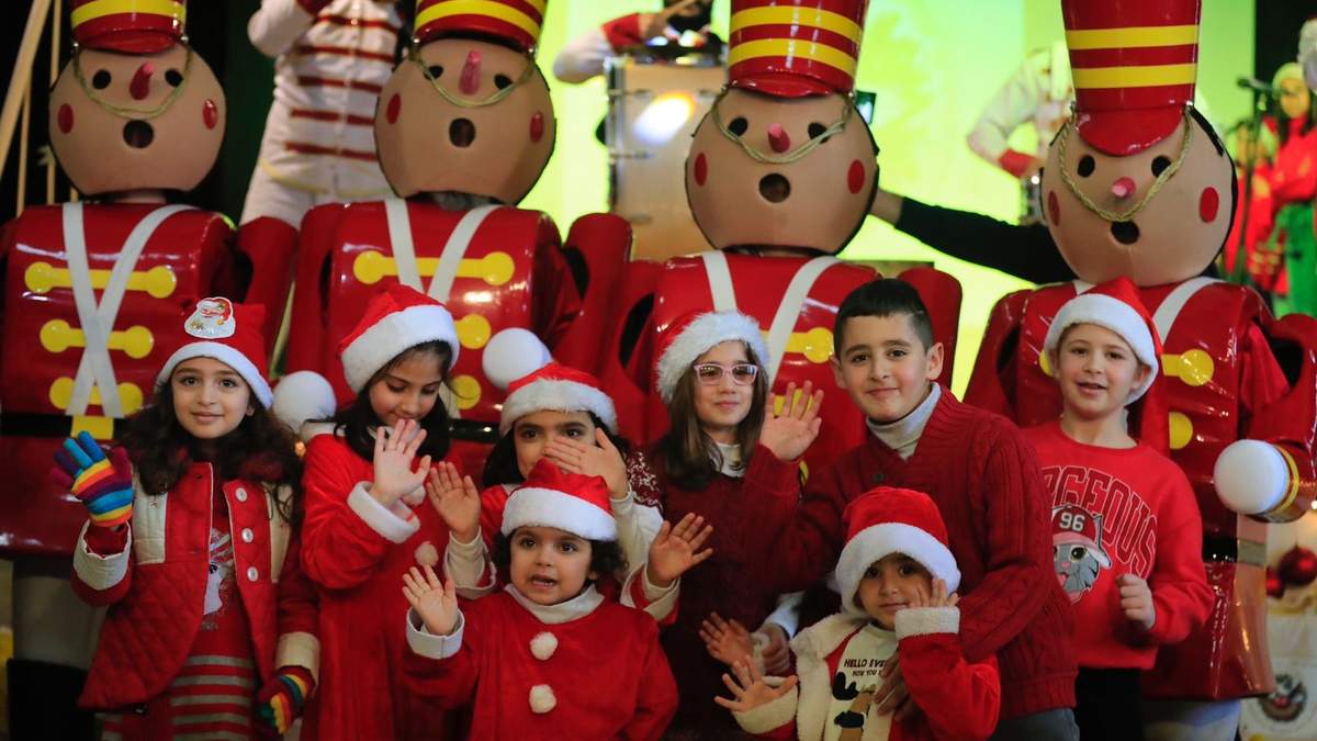Niños libaneses celebran una fiesta de Navidad en la escuela Saint-Joseph des Saints-Coeurs de Ain Ebel, un pueblo cristiano libanés fronterizo con Israel