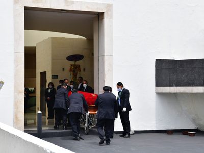 El cuerpo de Luis Echeverría llega a funeraria de Cuajimalpa, donde será velado