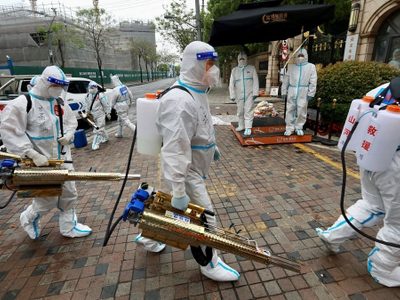 Unos habitantes de Shanghái se enfrentaron a la Policía en medio del confinamiento estricto