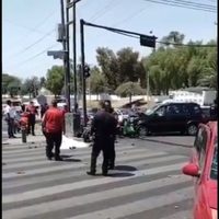 Conductor se pasa el alto al escapar de la policía y mata a repartidor de Uber