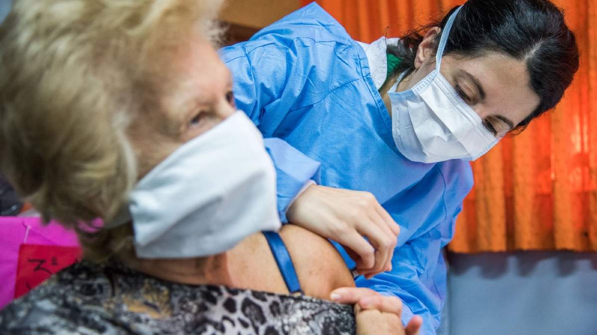 Según Salud, el 84.5% de los mayores de 60 años recibió al menos 1 dosis. Fuente: (Twitter)