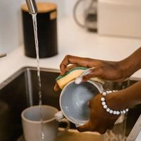 Sin limón ni bicarbonato: el secreto para eliminar las manchas rebeldes de tus tazas en pocos minutos