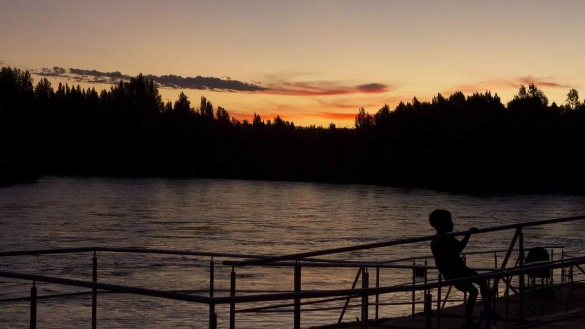 Atardecer en el río Limay. Fuente: (Emiliano Ortiz)