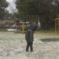 El alerta por nevadas seguirá durante el miércoles y la nieve llegará hasta Neuquén capital
