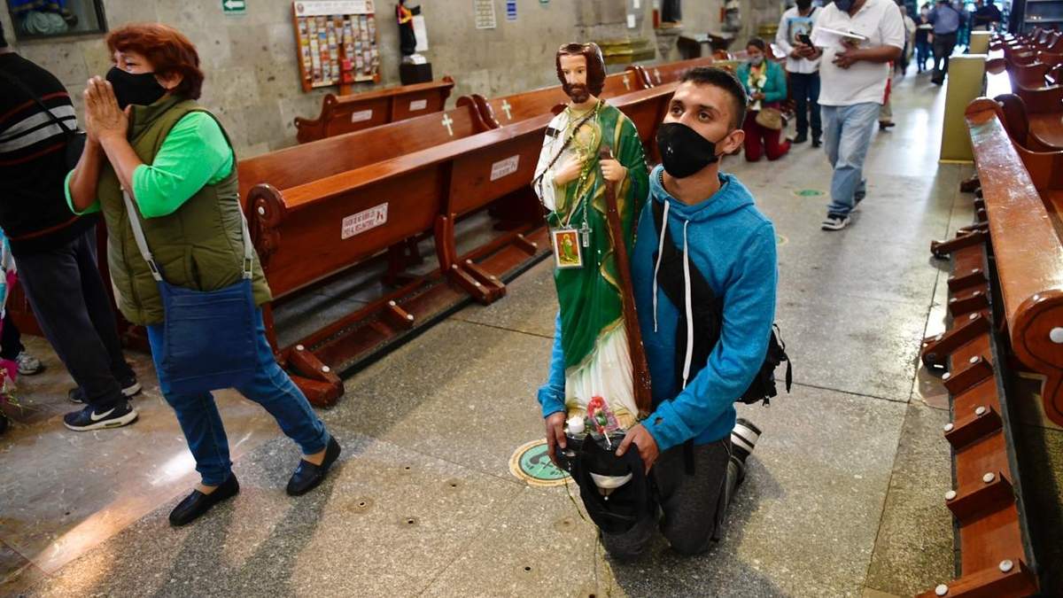 Fieles en la iglesia de San Hipólito, en la Ciudad de México