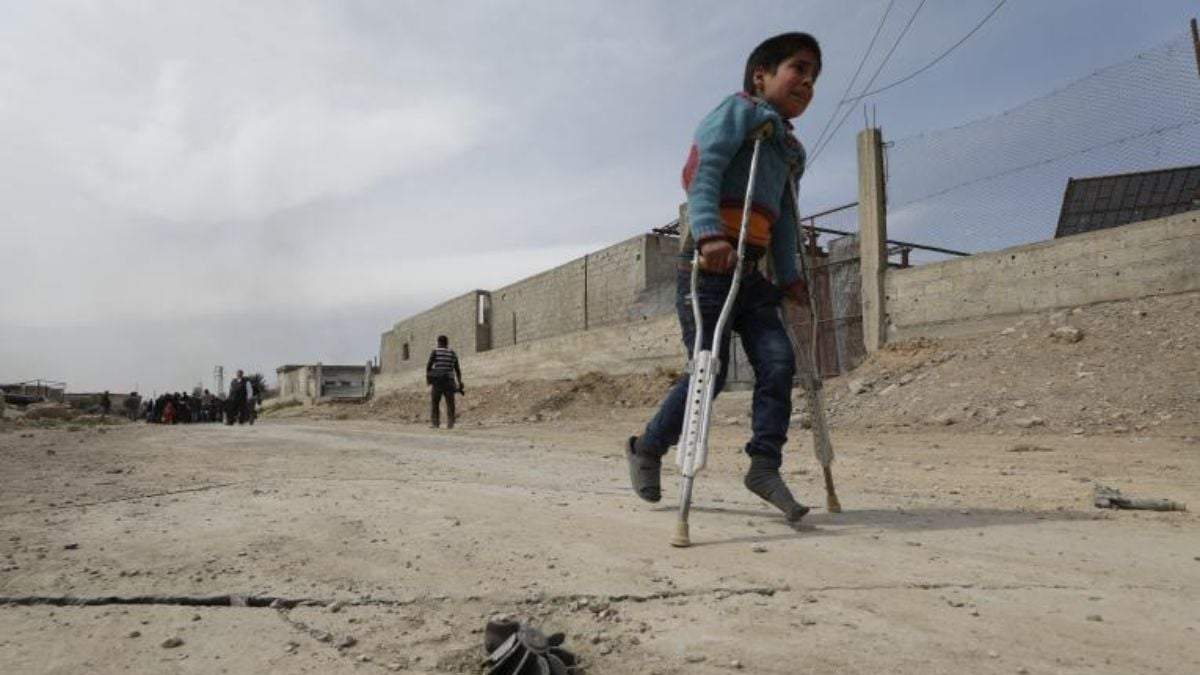 Un niño camina por las calles aledañas