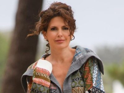 Con diseño propio: Isabel Macedo destaca su sweater para pasar el frío del otoño
