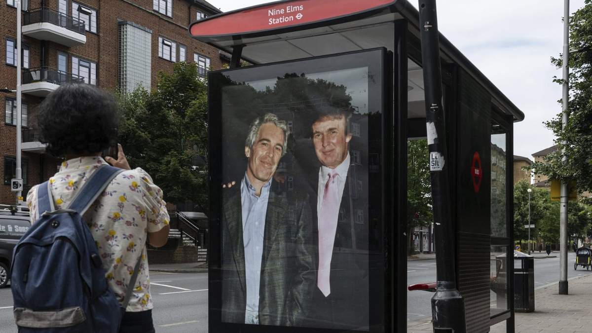 Activistas colocaron en Londres un cartel que muestra al presidente Donald Trump y a Jeffrey Epstein