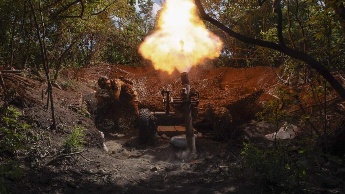 Militares de la 93ra Brigada Mecanizada disparan un mortero pesado francés MO-120-RT en el frente cerca de la ciudad de Bájmut, en la región ucraniana de Donetsk