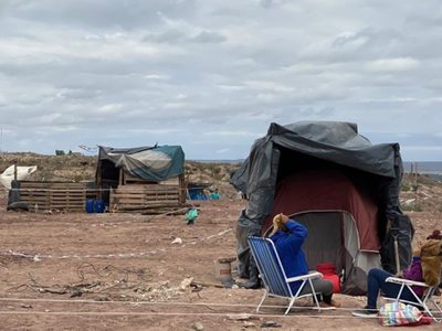 Una pareja y sus hijos quedaron en la calle tras ser desalojada de la toma Casimiro Gómez