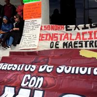 Maestros cesados con la reforma educativa montan plantón en el Congreso de Sonora