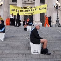Detienen a activistas que saltaron la reja del Congreso