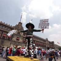 Maestros de la CNTE marchan al Zócalo de la CDMX