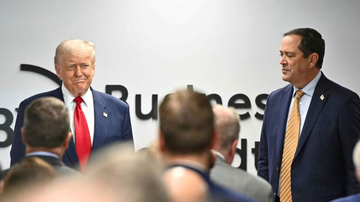 Trump llega para hablar en la reunión trimestral de la Business Roundtable en Washington. Lo acompaña Chuck Robbins, CEO de Cisco