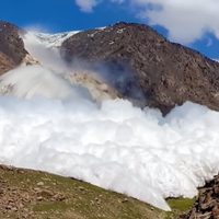 Terror en Kirguistán: una enorme avalancha se le vino encima, siguió filmando y sobrevivió