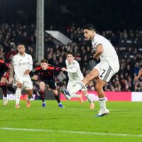 Raúl Jiménez anota de penalti para dar la victoria al Fulham 1-0 sobre el Nottingham Forest (Video)