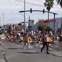 Trailero con cervezas intenta ganar paso al tren y es embestido en Nuevo León
