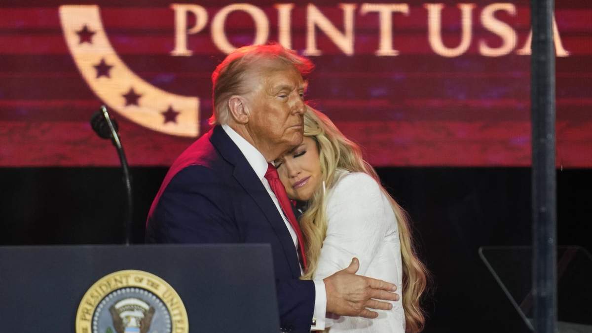 El presidente Donald Trump abraza a Erika Kirk en un homenaje al activista conservador Charlie Kirk