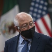 Funcionarios de EU denuncian alineamiento de Ken Salazar con gobierno de AMLO: NYT