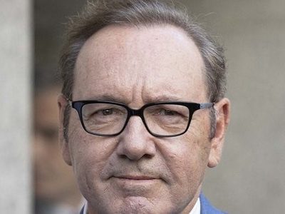 Kevin Spacey reaparece tras ganar juicios y llora en entrevista