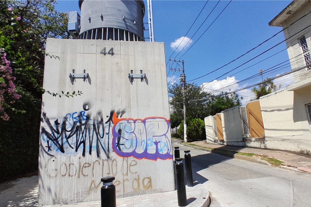 Pintas de inconformidad en una de las torres del teleférico próximo a inaugurarse en Uruapan. Foto de Patricia Monreal