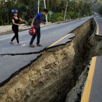 Crece a 553 la cifra de muertos por sismo en Ecuador