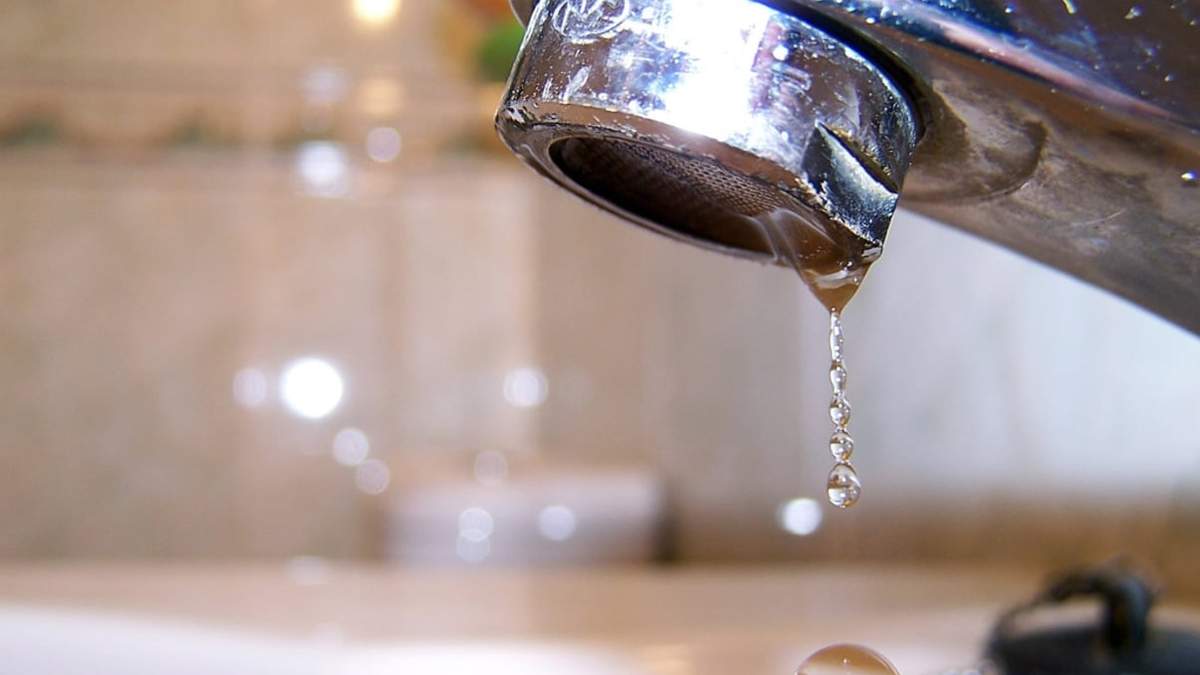 Canilla con escasa presión de agua. Fuente: (Twitter)