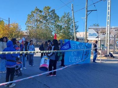 Escuelas que no pueden dar clases llevaron su protesta a las calles de Neuquén