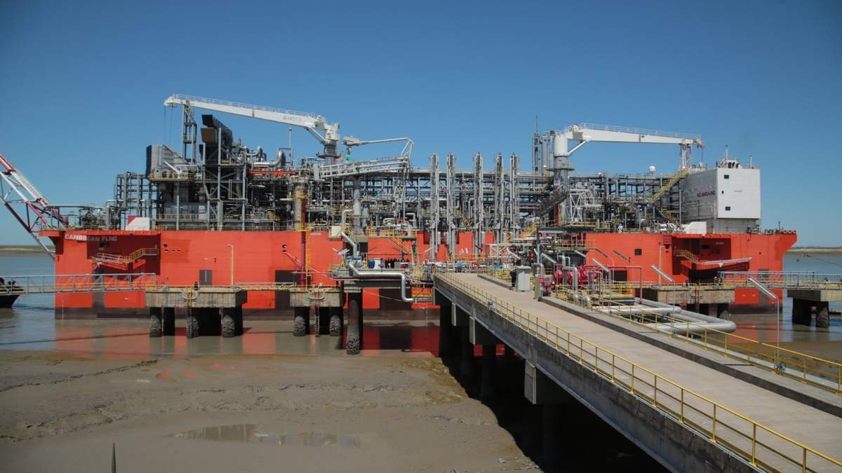 Barcaza Tango FLNG. Fuente: (Twitter)