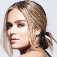 ¡OMG! Karol G sorprende a los fanáticos a bordo de un jet privado... ¿Estrenando?