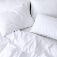 Con ingredientes que tenés en casa: el truco infalible para quitar manchas amarillas de la almohada