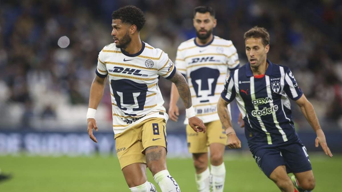 Héctor Moreno de los Rayados del Monterrey, se disputa el balón con José Caicedo de Pumas