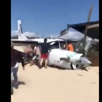 Avioneta de paracaidismo aterriza de emergencia en playa de Puerto Escondido; un muerto y 5 heridos