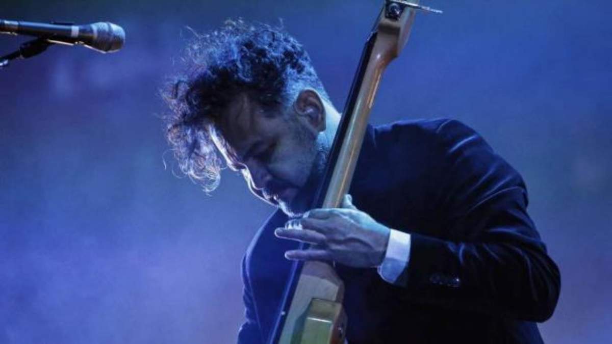 Enrique Rangel toca el bajo durante un concierto en la Ciudad de México el sábado 7 de diciembre de 2019