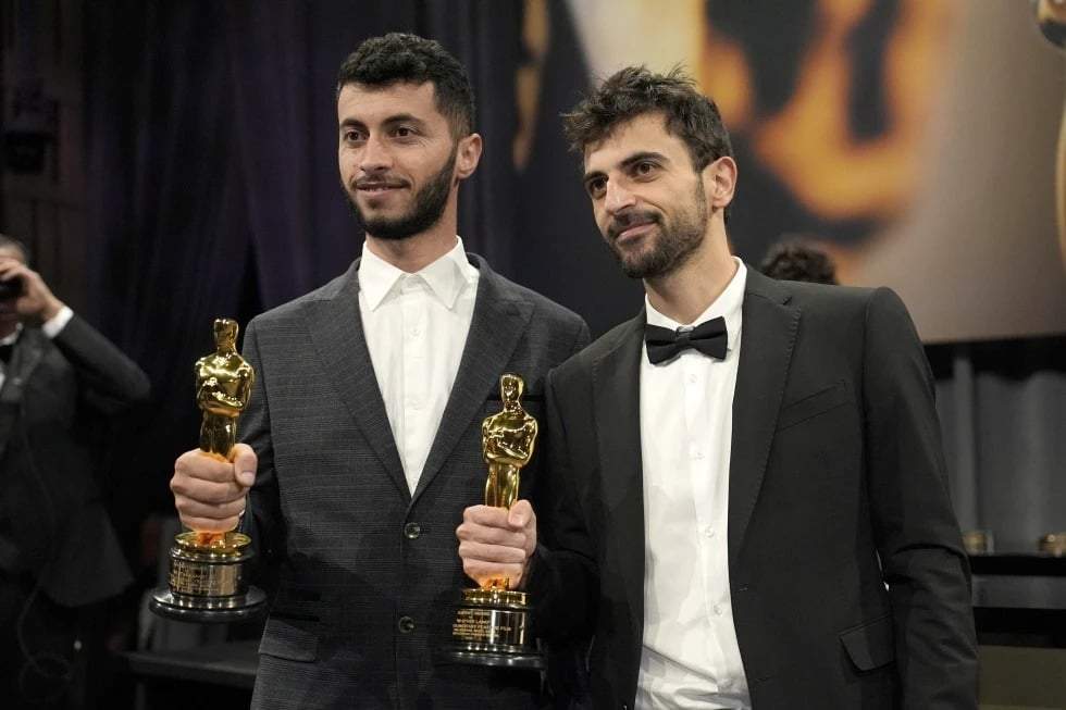 Basel Adra, a la izquierda, y Yuval Abraham, ganadores del Oscar a la mejor película documental por “No Other Land”, posan para fotos en el Baile de Gobernadores en Los Ángeles, el 2 de marzo de 2025.