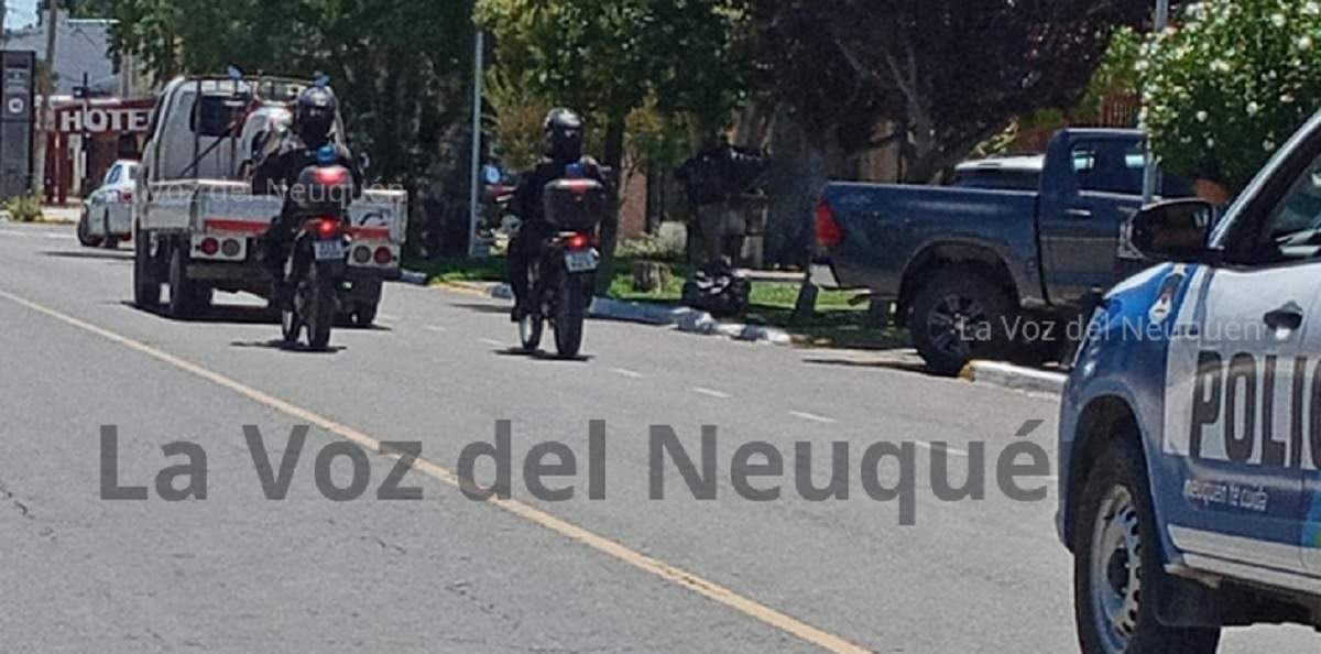 La Policía escoltó el camión con la motocicleta hasta la comisaría. Fuente (La Voz del Neuquén)