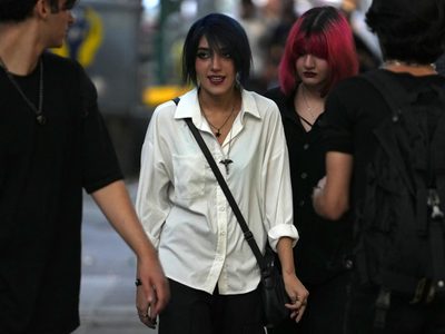 El gobierno iraní estudia medidas para castigar a las mujeres que no usen el velo islámico