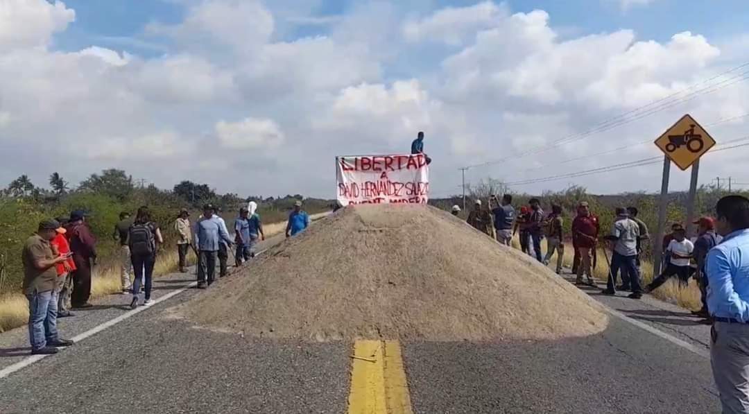 Pobladores e Puente Madera bloquean la carretera transístmica y piden la libertad del agente municipal David Hernández Salazar