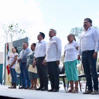 Abuchean al gobernador de Campeche y AMLO sale en su defensa