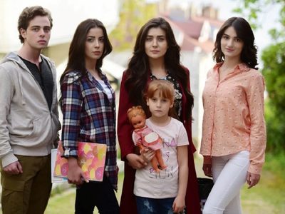 ¡Es otra! El increíble cambio de Deniz Bolışık, Nefise en "Alas Rotas", la novela éxito de Telefe