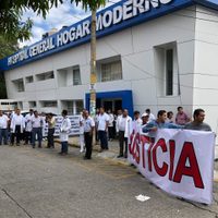 Médicos marchan en Acapulco por asesinato de oftalmóloga