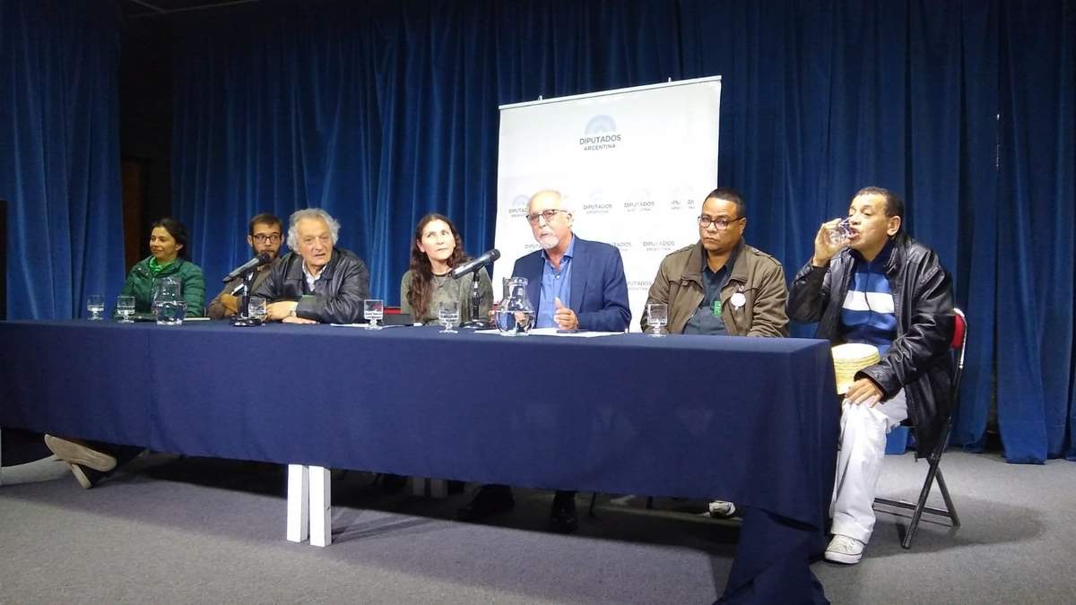 El diputado Guillermo Carnaghi en la conferencia de prensa. Fuente: (Twitter)