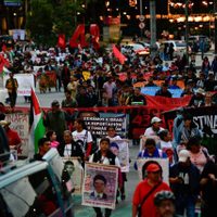 Manifestantes en pro de Palestina se suman a la marcha por Ayotzinapa (Fotogalería)
